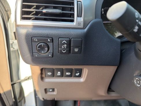 Used 2022 Lexus GX 460 Premium w/ Premium Package image 16