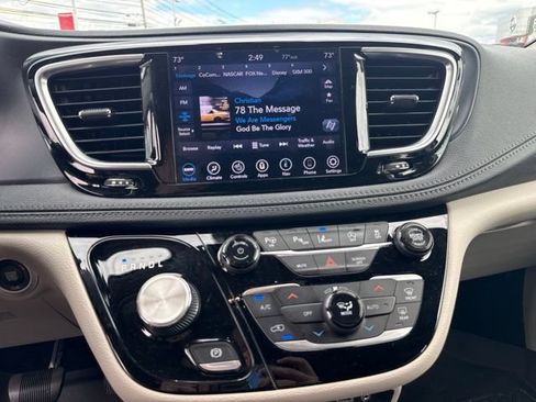 Used 2020 Chrysler Pacifica Limited w/ Tire & Wheel Group FWD image 15