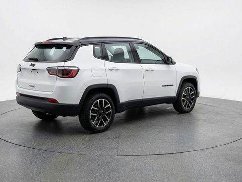 Used 2025 Jeep Compass Trailhawk AWD/4WD image 9