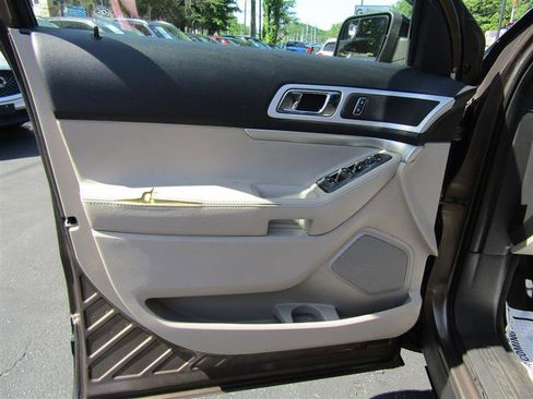 Used 2015 Ford Explorer XLT w/ Equipment Group 202A image 9