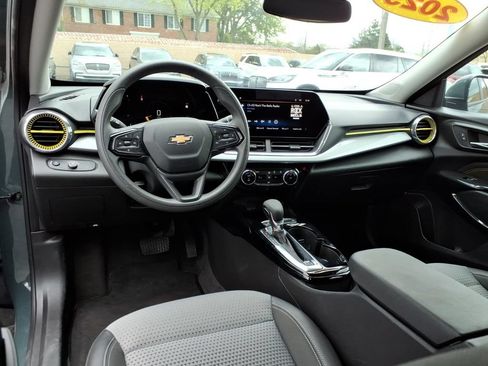 Used 2025 Chevrolet Trax LT FWD image 12