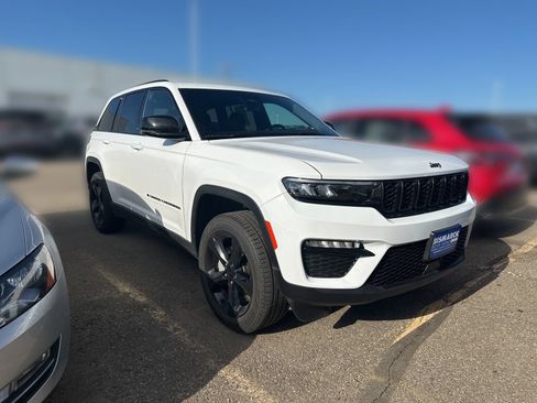 Used 2025 Jeep Grand Cherokee Limited w/ Black Appearance Package AWD/4WD image 2