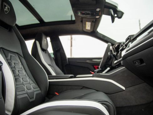 Used 2025 Lamborghini Urus SE image 45