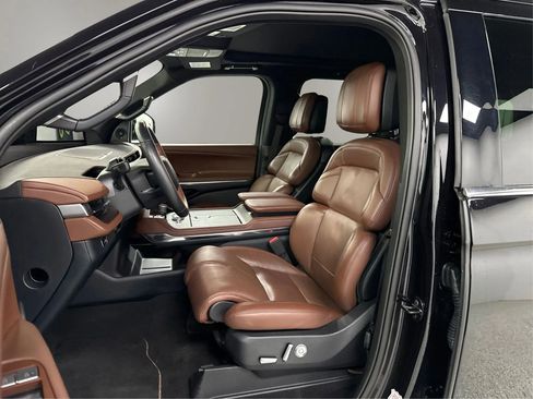 Used 2025 Lincoln Navigator Reserve AWD/4WD image 9