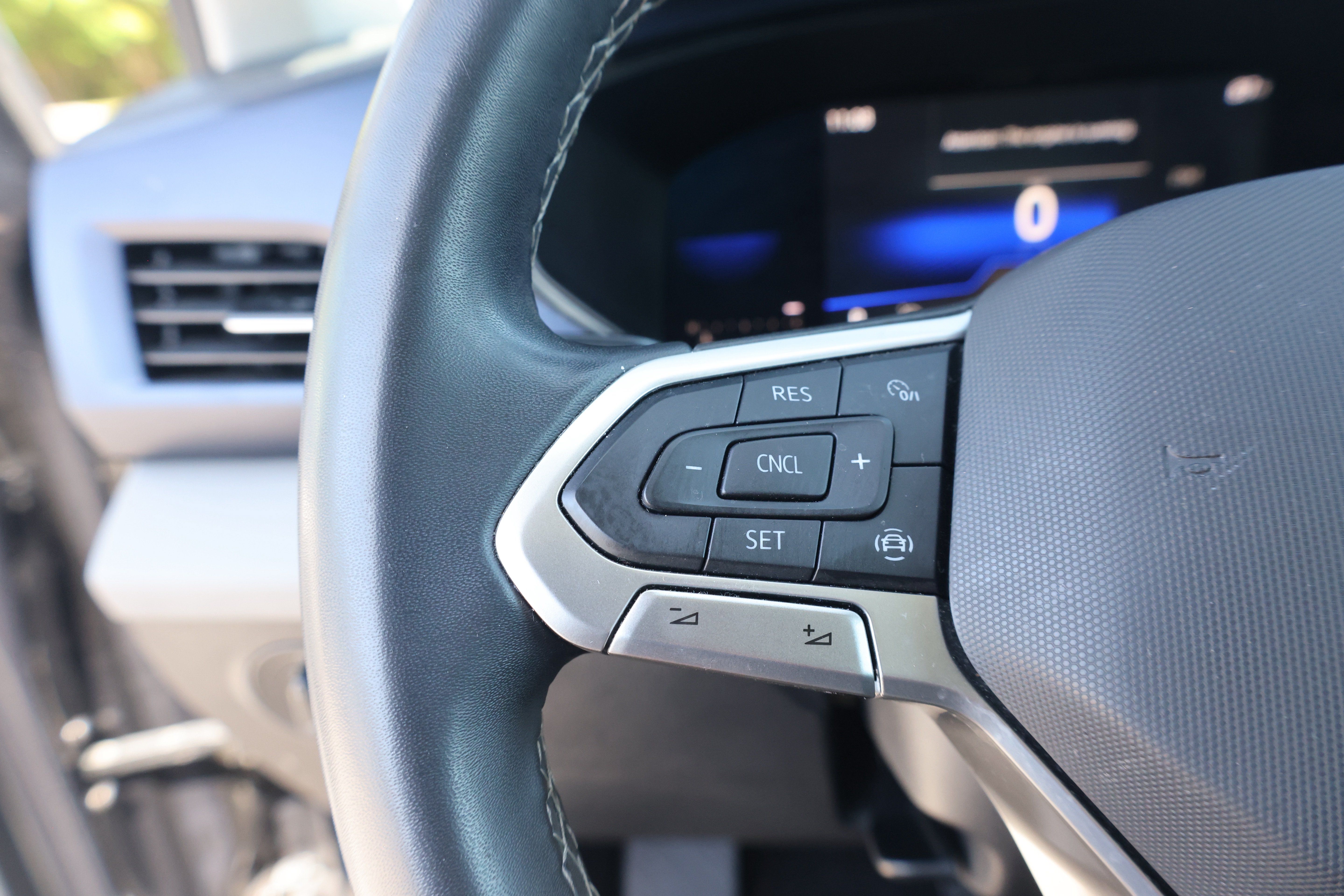 Used 2022 Volkswagen Taos SE w/ Panoramic Sunroof Package FWD image 18