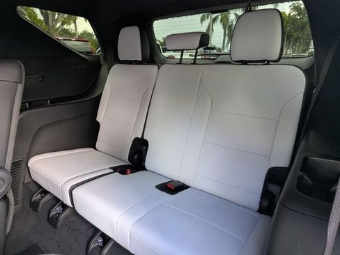 Used 2025 Chevrolet Traverse High Country FWD image 24