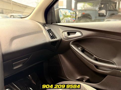 Used 2017 Ford Focus SE FWD image 17