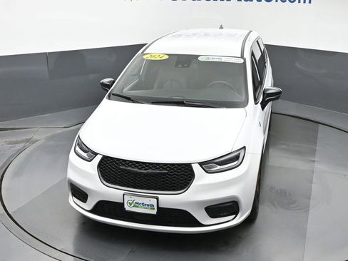 Used 2024 Chrysler Pacifica Select image 22