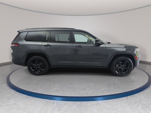 Used 2022 Jeep Grand Cherokee L Limited w/ Black Appearance Package RWD image 4