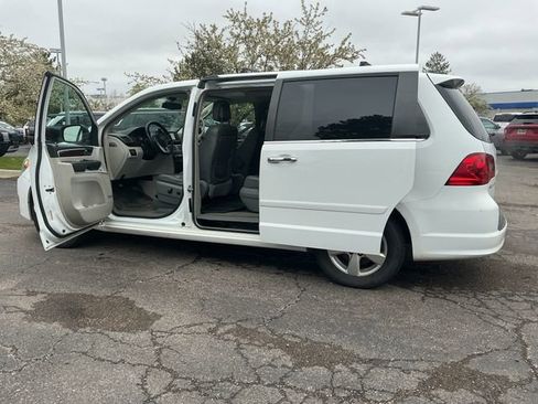 Used 2014 Volkswagen Routan SEL Premium FWD image 31
