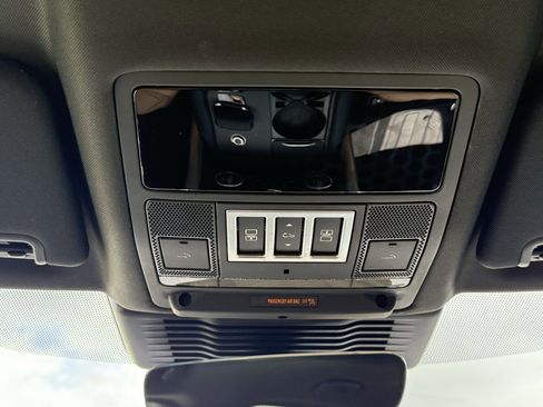 New 2025 Land Rover Discovery Dynamic SE image 31