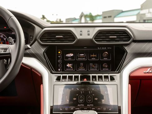 Used 2024 Lamborghini Urus S AWD/4WD image 33