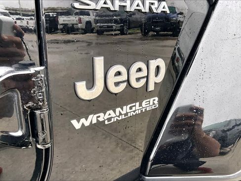 Used 2020 Jeep Wrangler Unlimited Sahara AWD/4WD image 32