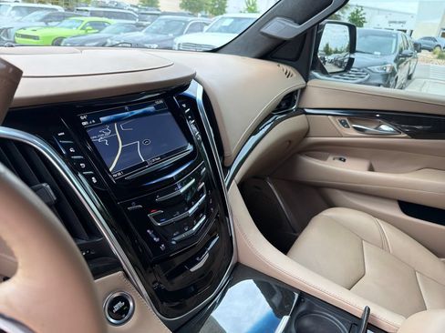 Used 2019 Cadillac Escalade Platinum AWD/4WD image 25