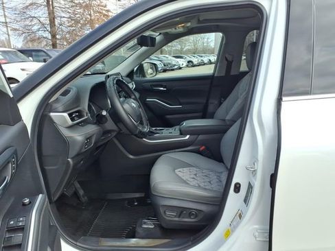 Used 2022 Toyota Highlander Bronze Edition image 4