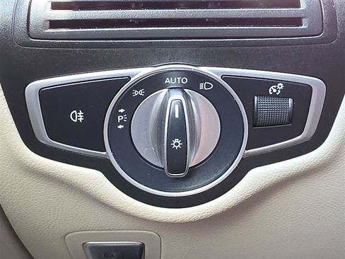 Used 2022 Mercedes-Benz GLC 300 4MATIC w/ Premium Package Lite image 22