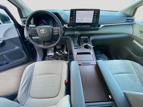 Used 2023 Toyota Sienna LE w/ LE Plus Package FWD image 5