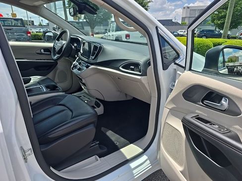 Used 2023 Chrysler Pacifica Touring-L FWD image 19
