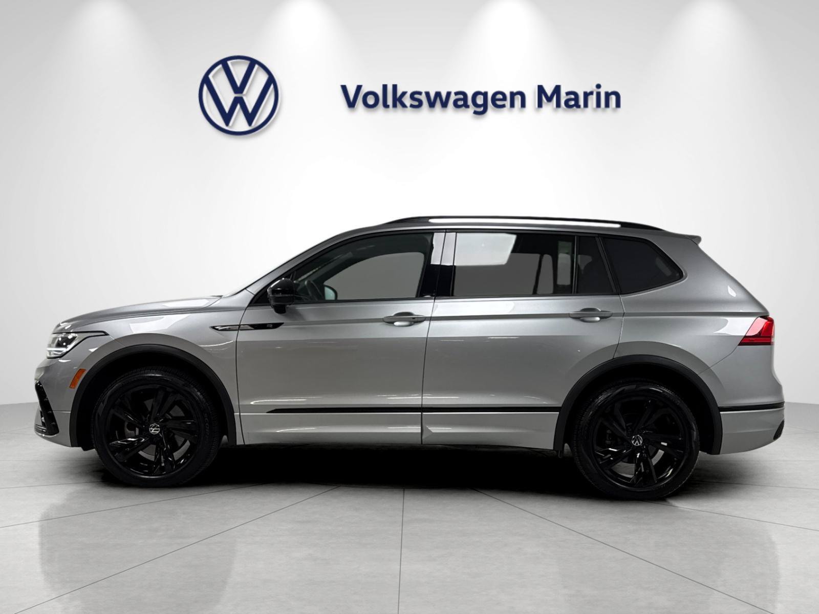 Used 2023 Volkswagen Tiguan SE R-Line AWD/4WD image 2