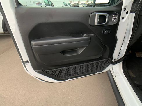 Used 2025 Jeep Wrangler Unlimited Rubicon AWD/4WD image 11