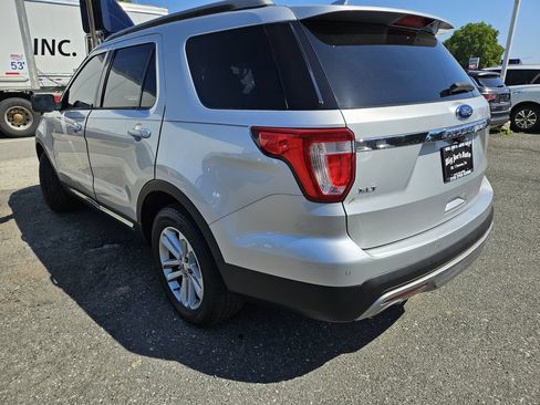 Used 2017 Ford Explorer XLT w/ Equipment Group 202A FWD image 3