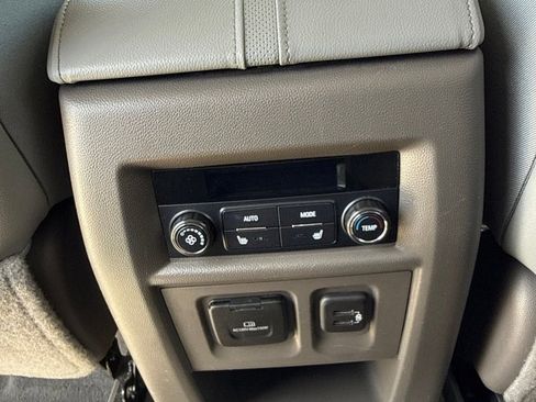 Used 2019 Chevrolet Traverse Premier FWD image 27