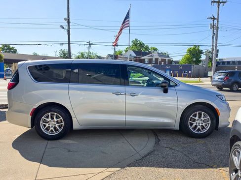 Used 2024 Chrysler Pacifica Touring-L FWD image 6