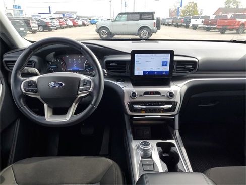 Used 2022 Ford Explorer XLT image 32