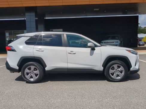 Used 2022 Toyota RAV4 XLE AWD/4WD image 3