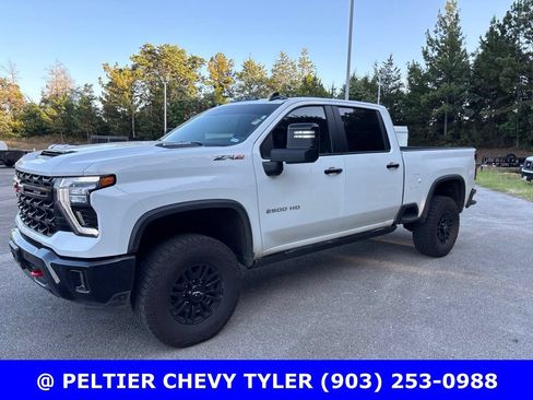 Used 2025 Chevrolet Silverado 2500 ZR2 w/ Technology Package AWD/4WD image 3