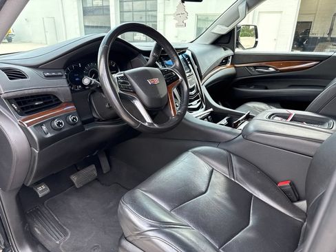 Used 2019 Cadillac Escalade Luxury AWD/4WD image 9