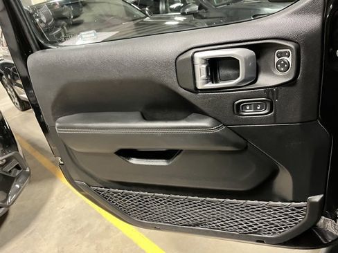 Used 2021 Jeep Gladiator Overland image 17