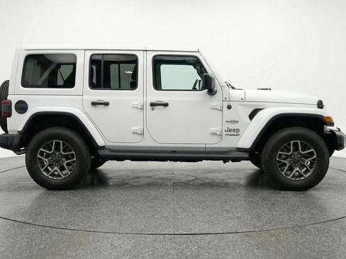 Used 2025 Jeep Wrangler Sahara image 11
