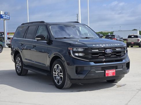 Certified 2025 Ford Expedition Active image 3