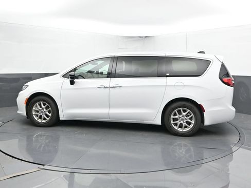 Used 2025 Chrysler Pacifica Select FWD image 9