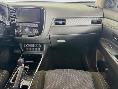 Used 2018 Mitsubishi Outlander SE image 15