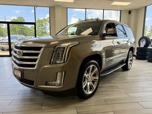 Used 2017 Cadillac Escalade Luxury image 3