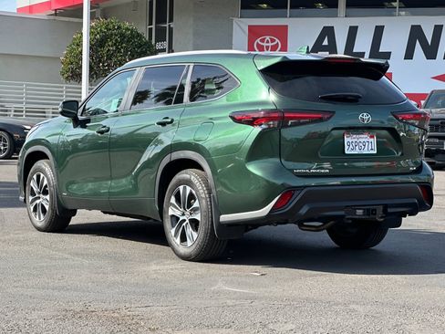 Used 2025 Toyota Highlander XLE image 3