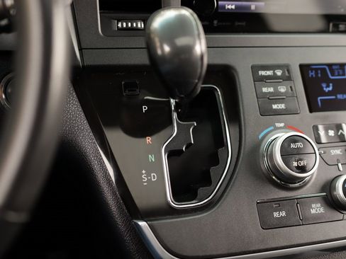 Used 2017 Toyota Sienna SE image 20