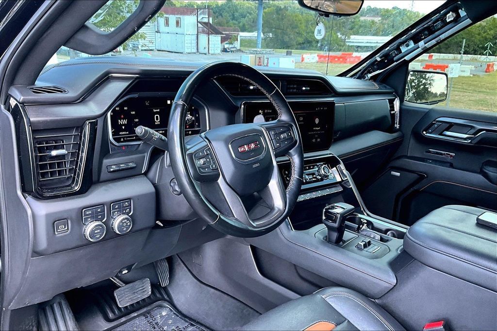 Used 2023 GMC Sierra 1500 AT4 w/ Technology Package AWD/4WD image 5