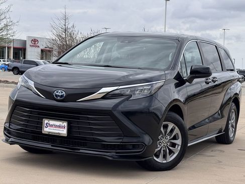 Used 2024 Toyota Sienna LE image 2