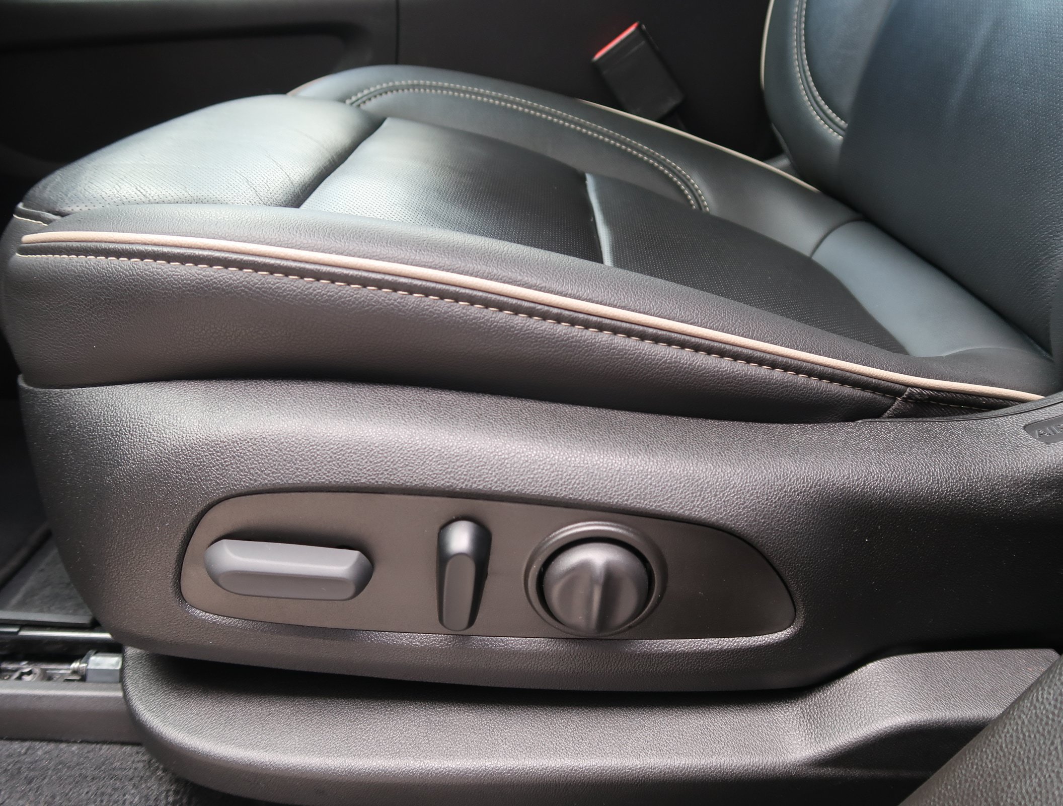 Used 2023 Chevrolet Traverse Premier w/ LPO, Cargo Package FWD image 12