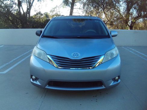Used 2012 Toyota Sienna XLE w/ Premium Pkg FWD image 3
