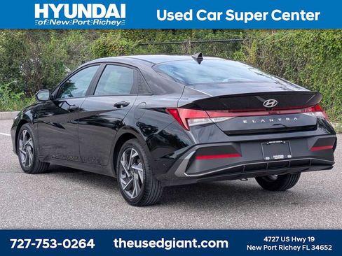 Certified 2025 Hyundai Elantra Sport FWD image 3