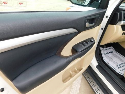 Used 2014 Toyota Highlander XLE image 13