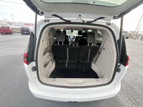 Used 2024 Chrysler Pacifica Touring-L FWD image 23