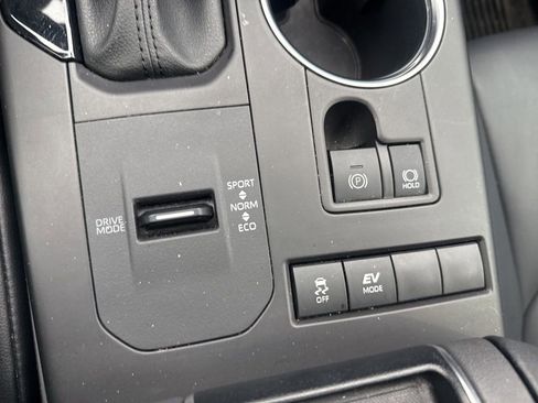 Used 2021 Toyota Highlander XLE image 17