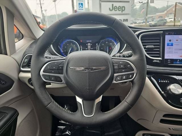 Certified 2024 Chrysler Pacifica Touring-L FWD image 20