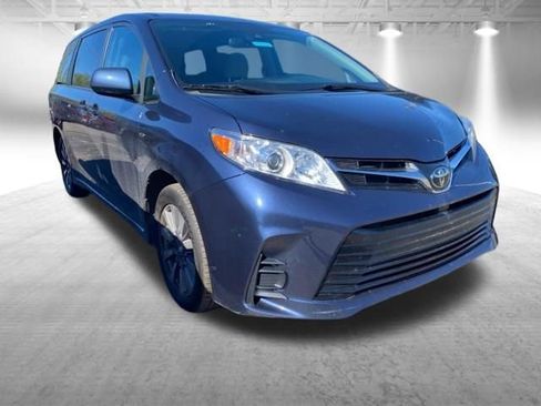 Used 2020 Toyota Sienna LE AWD/4WD image 2