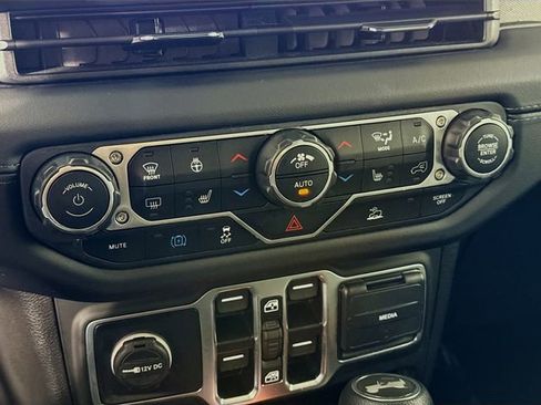 Used 2025 Jeep Wrangler Unlimited Sahara AWD/4WD image 15